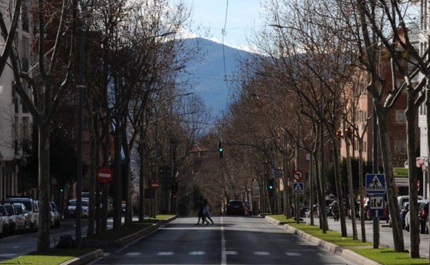 Un conductor ebrio choca contra cinco coches aparcados en Ibi y abandona el suyo en la calle