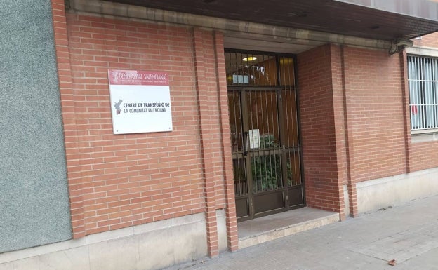 La entrada principal al centro de transfusiones de la Comunitat carece de rampa para personas con movilidad reducida