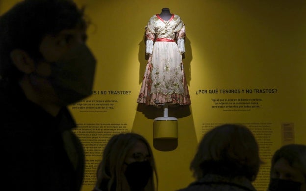 Del traje de labradora de concha piquer a la silla de mestalla, pequeños tesoros con historia