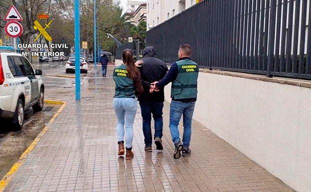 La Guardia Civil de Xàtiva detiene a un repartidor que se apropiaba de los paquetes que transportaba para su empresa