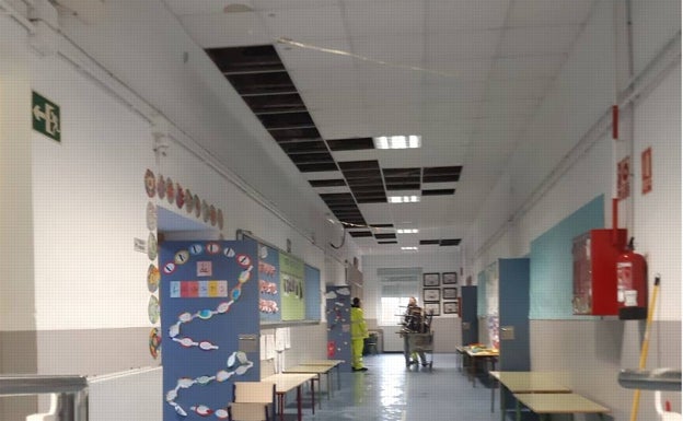 Cae parte del falso techo del colegio Verge dels Desamparats de Silla por las goteras