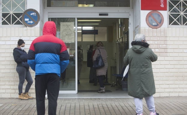 Sanidad detecta casi 4.000 casos de gripe y admite un repunte de la presión en Atención Primaria