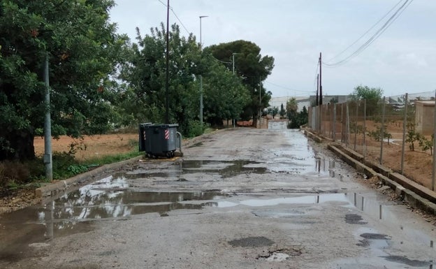 Vecinos del Pantano de Torrent critican que sigan sin solucionarse los socavones de la calle principal