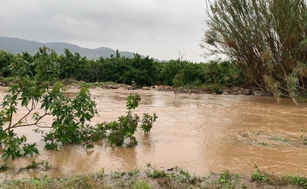 Las lluvias provocan el desbordamiento del río Vaca en la Safor y desprendimientos en varias carreteras de la Costera y la Canal