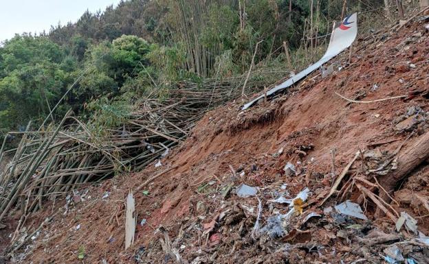 China confirma el hallazgo de restos humanos donde cayó el avión siniestrado