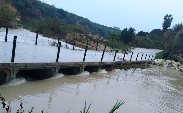 La crecida de ríos y barrancos cortan vías y caminos en la Canal de Navarrés y la Costera