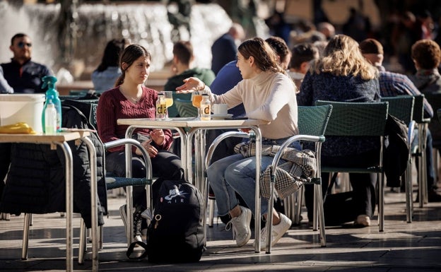 El Consell elimina todas las restricciones del coronavirus salvo fumar en terrazas y la mascarilla en interiores