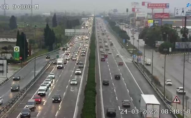 Un atasco de 9 kilómetros colapsa la entrada a Valencia por la pista de Silla