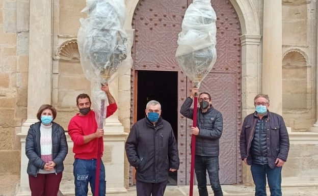 Castalla cede dos históricos faroles a su iglesia parroquial