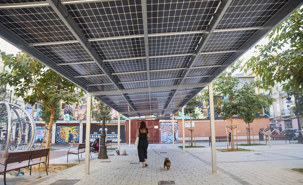 Ribó pide a los vecinos de Valencia que instalen placas solares ante la crisis energética