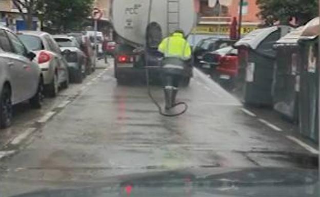 El Ayuntamiento baldea las calles de Valencia pese a las intensas lluvias