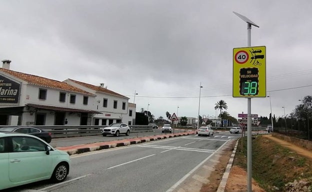 Dénia coloca en los dos principales accesos semáforos que muestran la velocidad de los vehículos