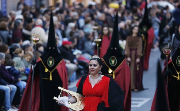 Pasos de Semana Santa en la Comunitat sin faldones y con mascarillas