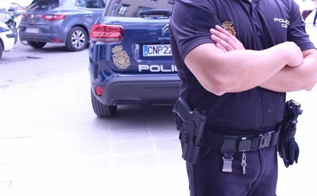 Un policía fuera de servicio salva la vida a una mujer tras sufrir un infarto en Alicante