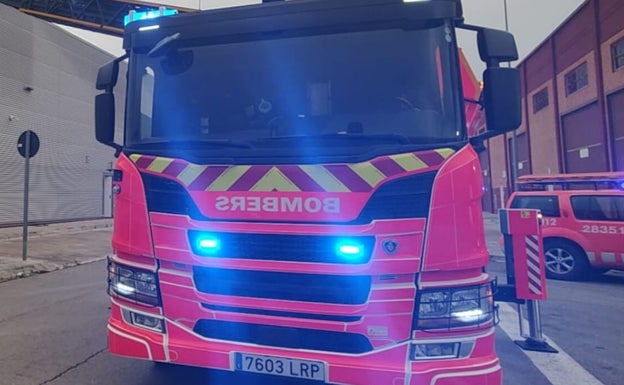 Los bomberos sofocan un incendio en una residencia de salud mental de la Pobla de Vallbona