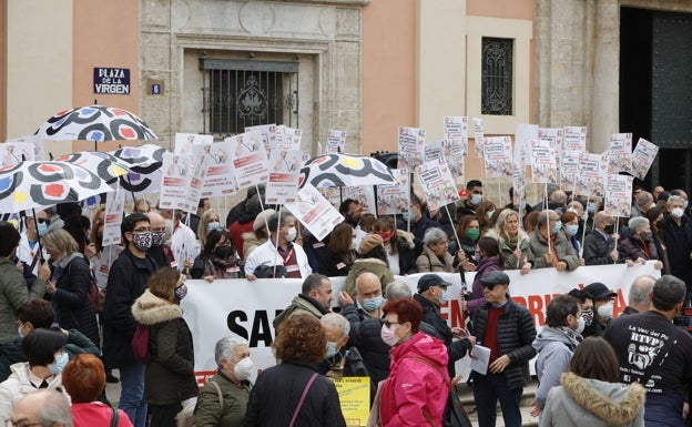 Pacientes y sanitarios claman por las «insoportables demoras» que sufren los centros de salud