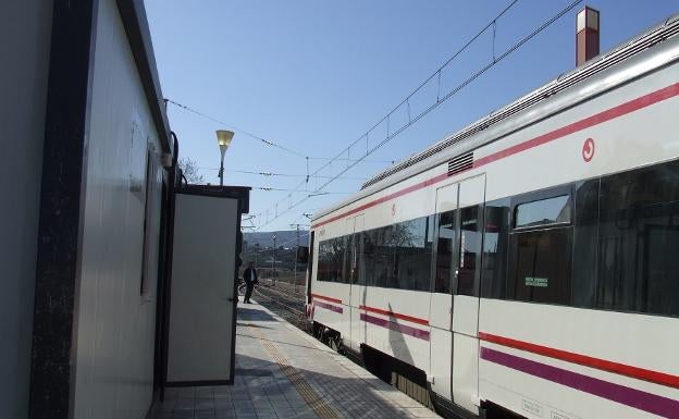 Compromís inicia una recogida de firmas para exigir la reconstrucción de la estación de tren de l'Alcúdia de Crespins