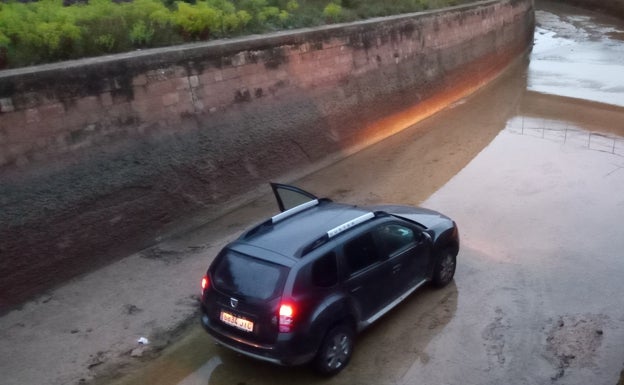 Rescatan a un octogenario que se había quedado atrapado con su vehículo en la Acequia Real