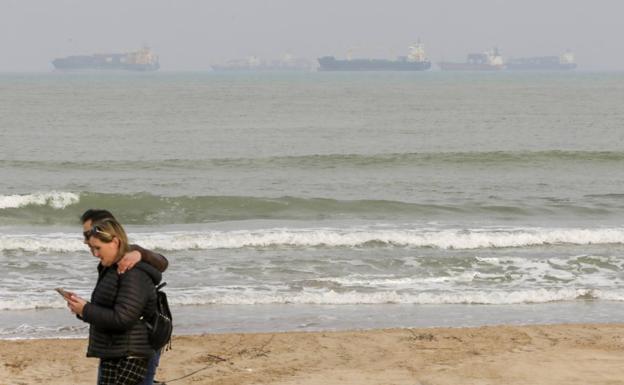 La huelga colapsa el puerto de Valencia y deja fondeados 19 barcos sin acceso a las instalaciones