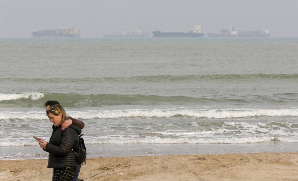La huelga colapsa el puerto de Valencia y deja fondeados 19 barcos sin acceso a las instalaciones
