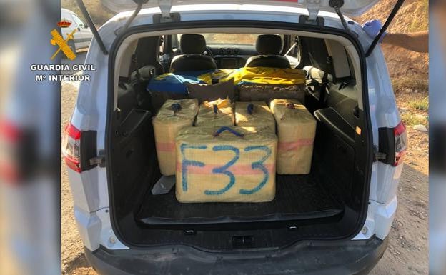 Cinco detenidos en Almería y Alicante tras intervenir más de 300 kilos de hachís en un vehículo
