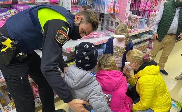 La Policía de Sueca compra juguetes a los niños llegados de Ucrania