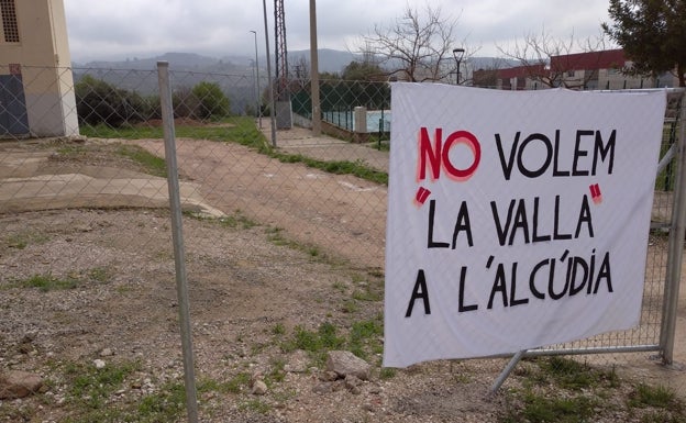 La instalación de una valla en l'Alcúdia enfrenta a propietarios y Ayuntamiento
