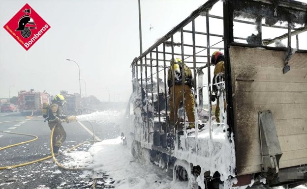 Los bomberos extinguen el incendio de un camión de 3,5 toneladas en la A-7 cerca del Aeropuerto