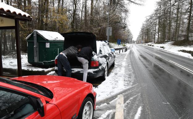 Frenar sin miedo y sujetar el volante: Trucos para superar problemas sobre nieve y hielo