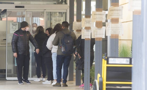 El Síndic carga contra el colapso en Sanidad y critica el «abandono» de los pacientes