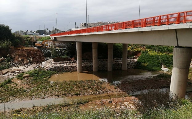 Denuncian un vertido de aguas residuales al barranco de Torrent