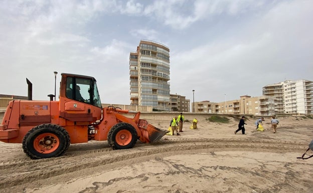 Sueca retira la basura de sus playas