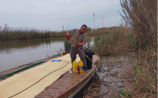 El pescador de plásticos de la Albufera