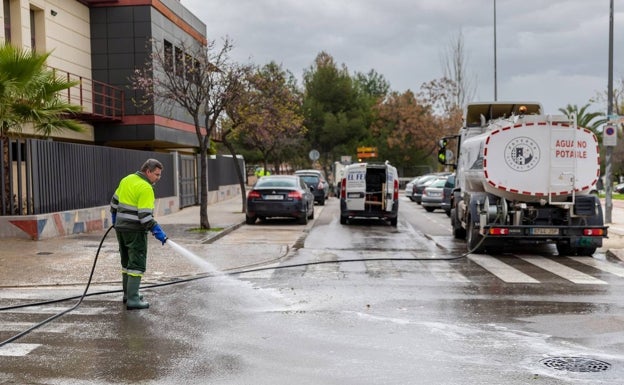 Nueva campaña de limpieza intensiva de calles, zonas verdes, contenedores y elementos urbanos en los barrios en Paterna