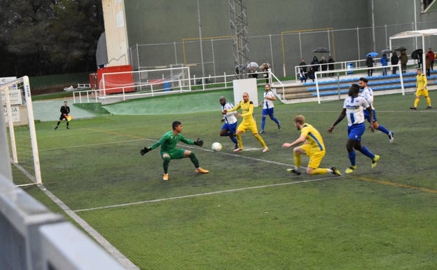 El Dénia rompe su mala racha con dos goles de Renzo