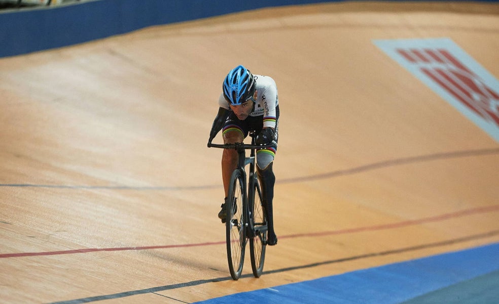 Los ciclistas ya pueden rodar en el Luis Puig sin caerse por deficiencias de la pintura