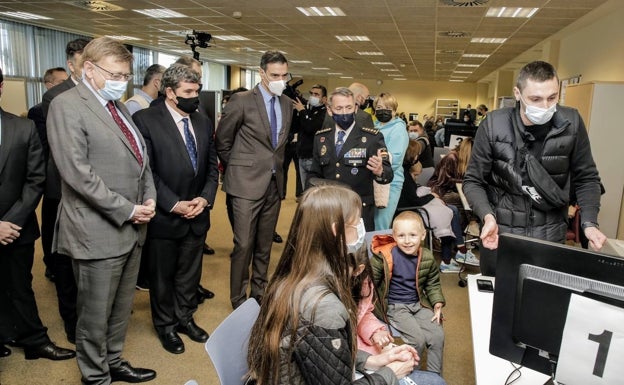 Así ha sido la visita de Pedro Sánchez al centro de acogida de refugiados en Ciudad de la Luz