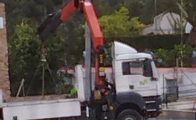 Dénia cede un espacio en el parking de Les Rotes para una antena móvil de telefonía