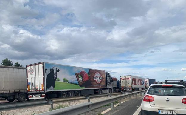 El accidente de un camión en el by-pass provoca 16 kilómetros de atasco y afecta a la V-30 y a la pista de Ademuz