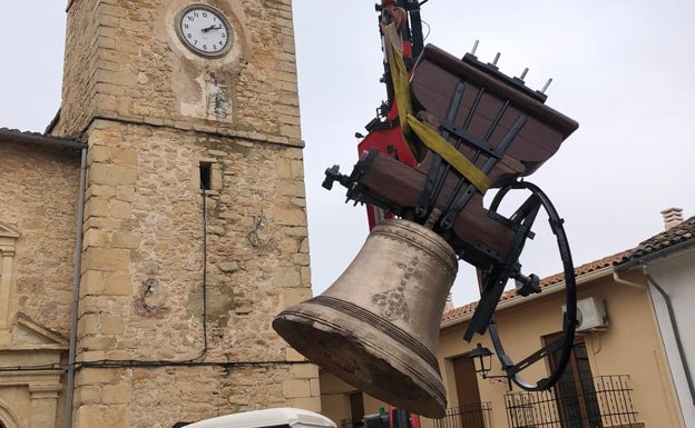 Encuentran dos bolas de cañón en el yugo de una de las campanas de la parroquia de Bèlgida