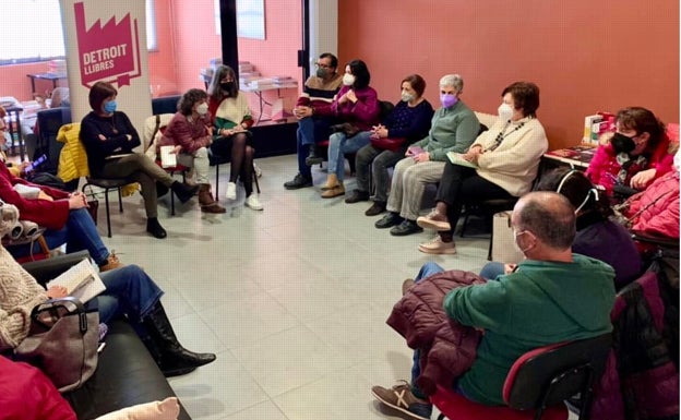 La investigadora Alicia Valero participa en la segunda sesión del Club de Lectura Activista de Alcoi