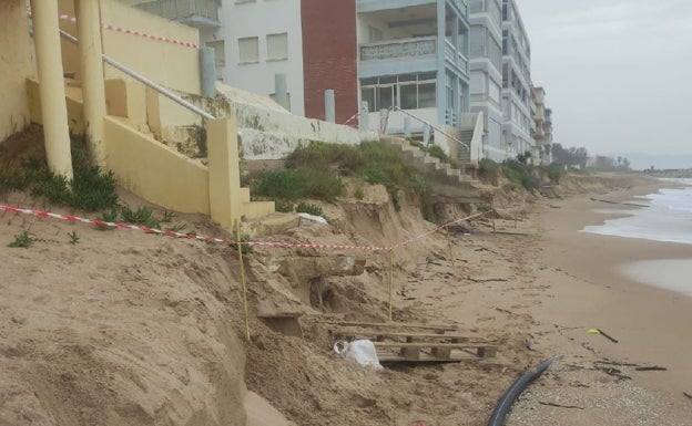 «Vamos a perder la playa y los negocios de Tavernes si Costas no envía arena ya»