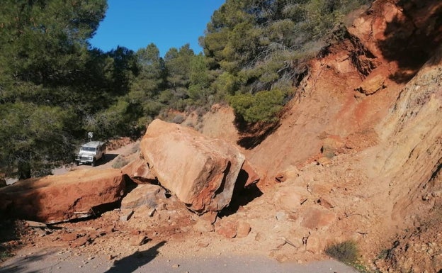 Un desprendimiento corta un camino en Serra