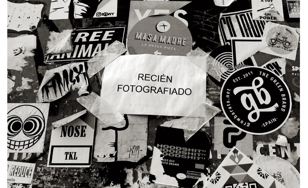 Un papel en una pared