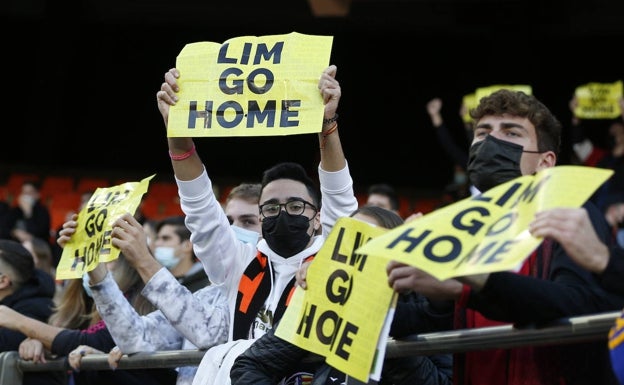 La afición del Valencia se cita para protestar contra Lim tras el partido ante el Cádiz