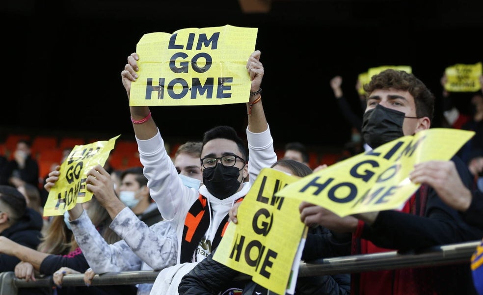 La afición del Valencia se cita para protestar contra Lim tras el partido ante el Cádiz