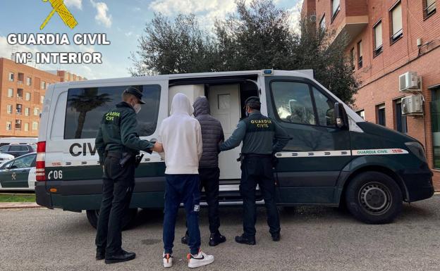 Detenidos tres jóvenes de entre 15 y 21 años por cometer robos de madrugada en Benifaió