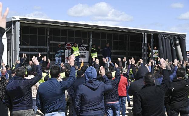 Los transportistas valencianos pactan una subida de sueldos y despejan un nuevo conflicto