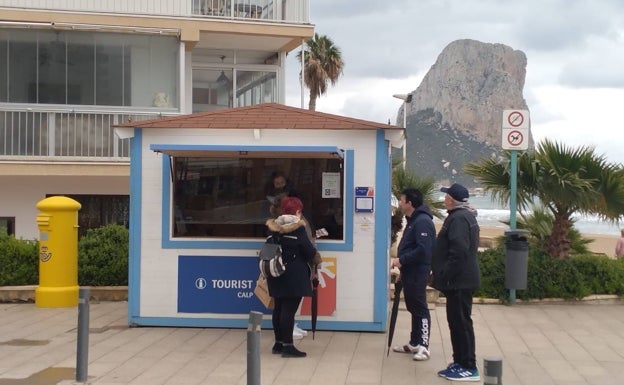 Calp instala dos Tourist Info en las playas para reforzar la atención en Semana Santa