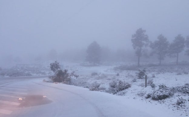 La nieve cubre la sierra de Enguera en abril